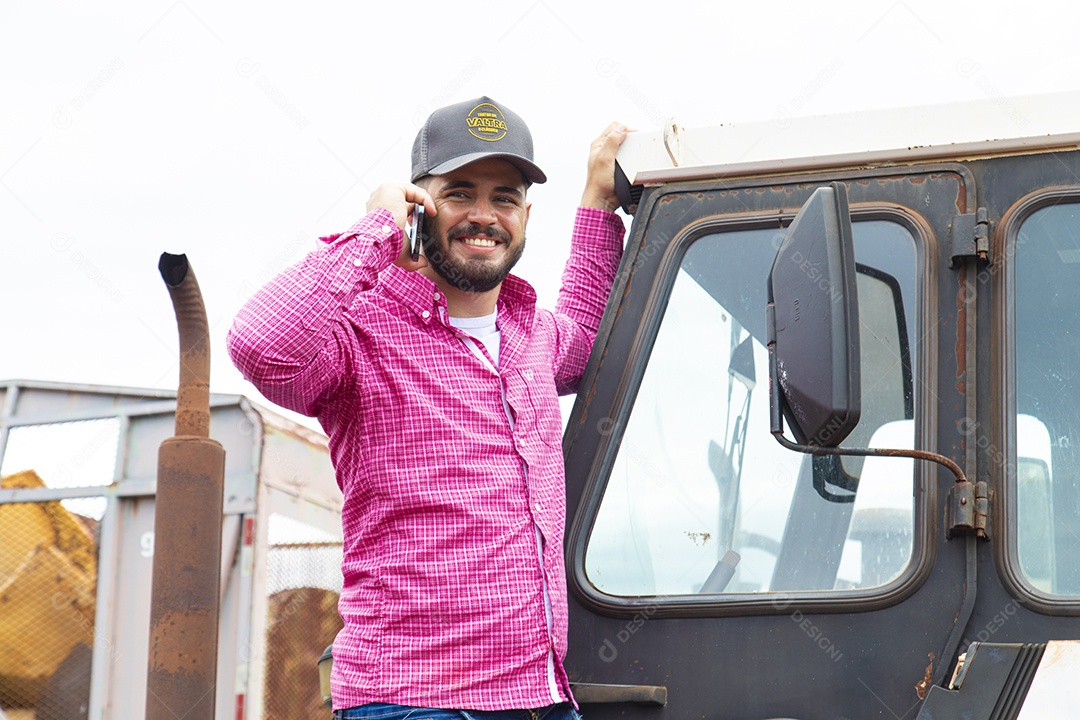 Agricultor sobre seu trator em uma fazenda