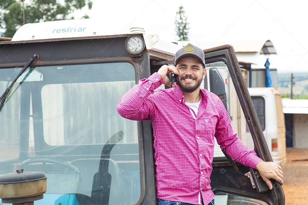 Agricultor sobre seu trator em uma fazenda