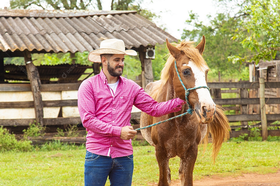 Homem jovem agricultor sobre fazenda