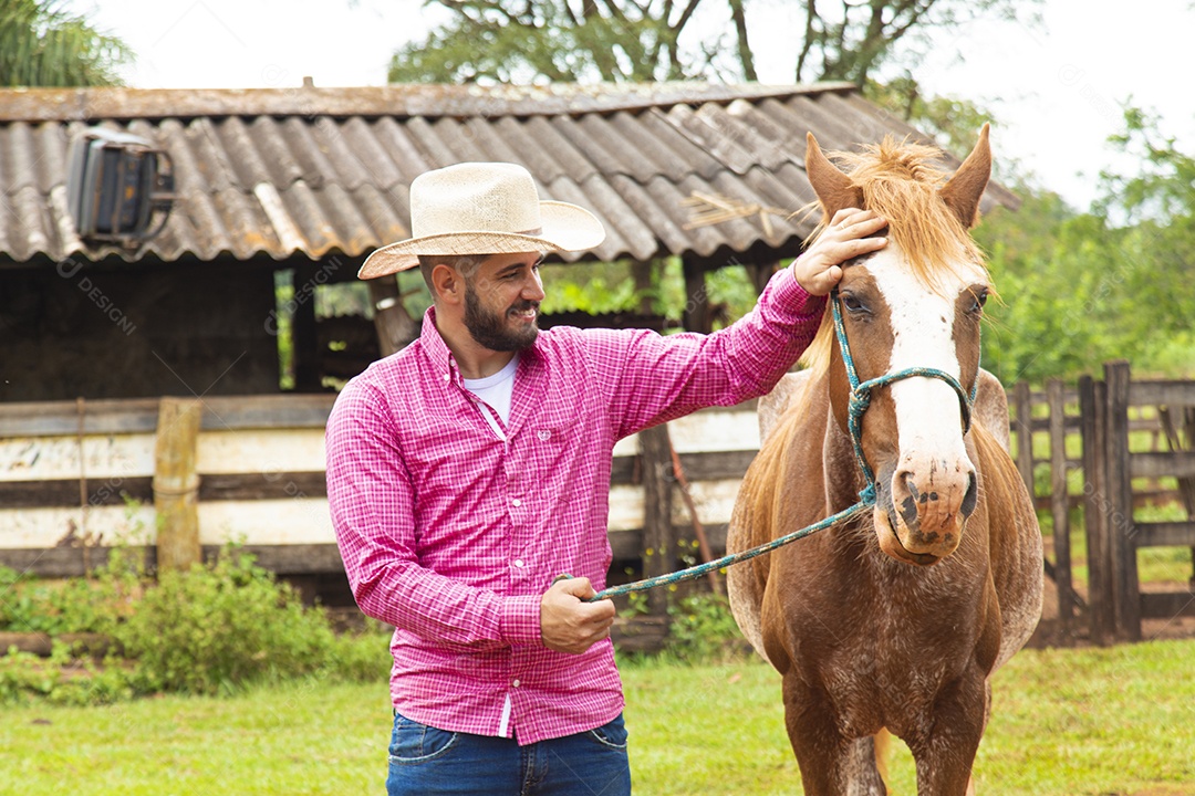 Homem jovem agricultor sobre fazenda