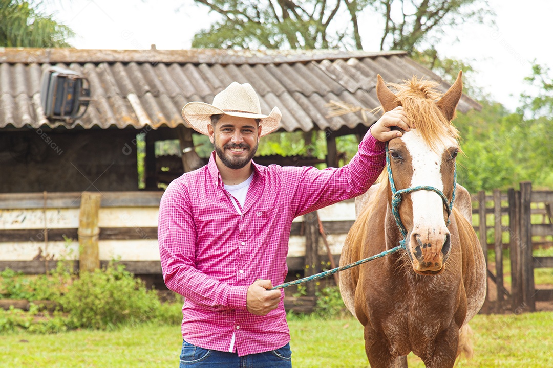 Homem jovem agricultor sobre fazenda