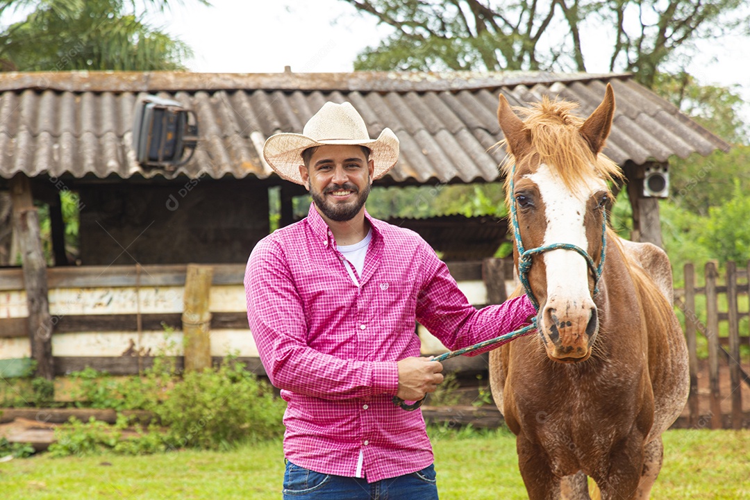 Homem jovem agricultor sobre fazenda