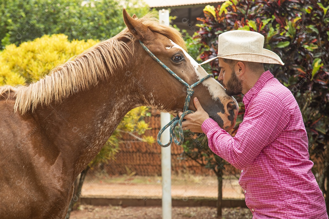 Agricultor sobre fazenda