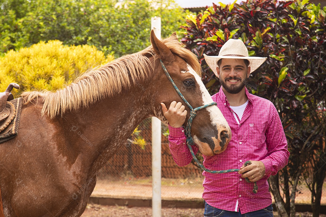 Agricultor sobre fazenda