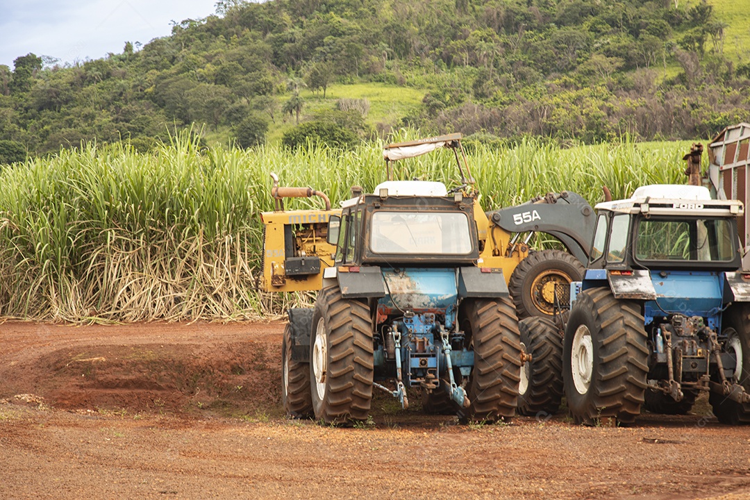 Tratores sobre fazenda