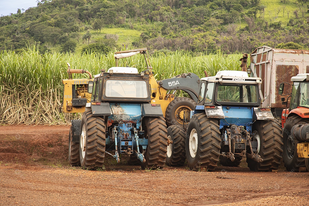 Tratores sobre fazenda