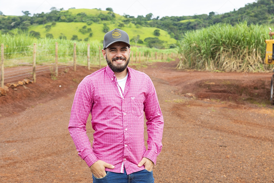 Agricultor sobre fazenda