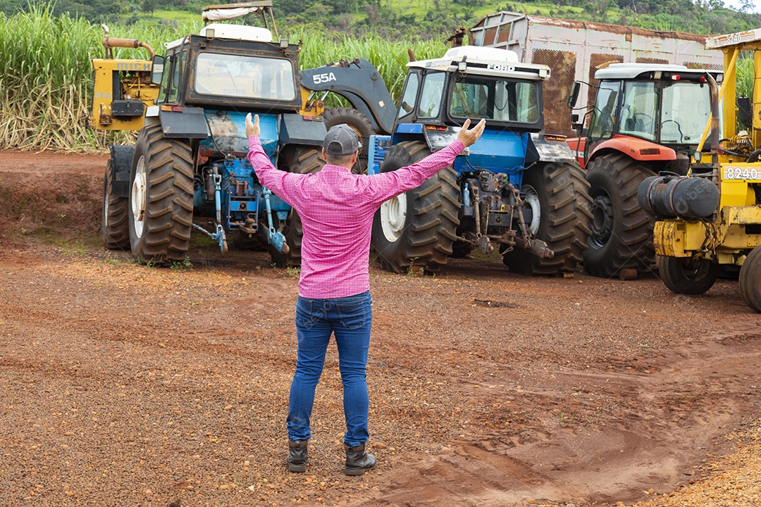 Agricultor sobre fazenda