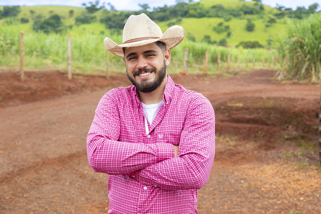 Agricultor sobre fazenda