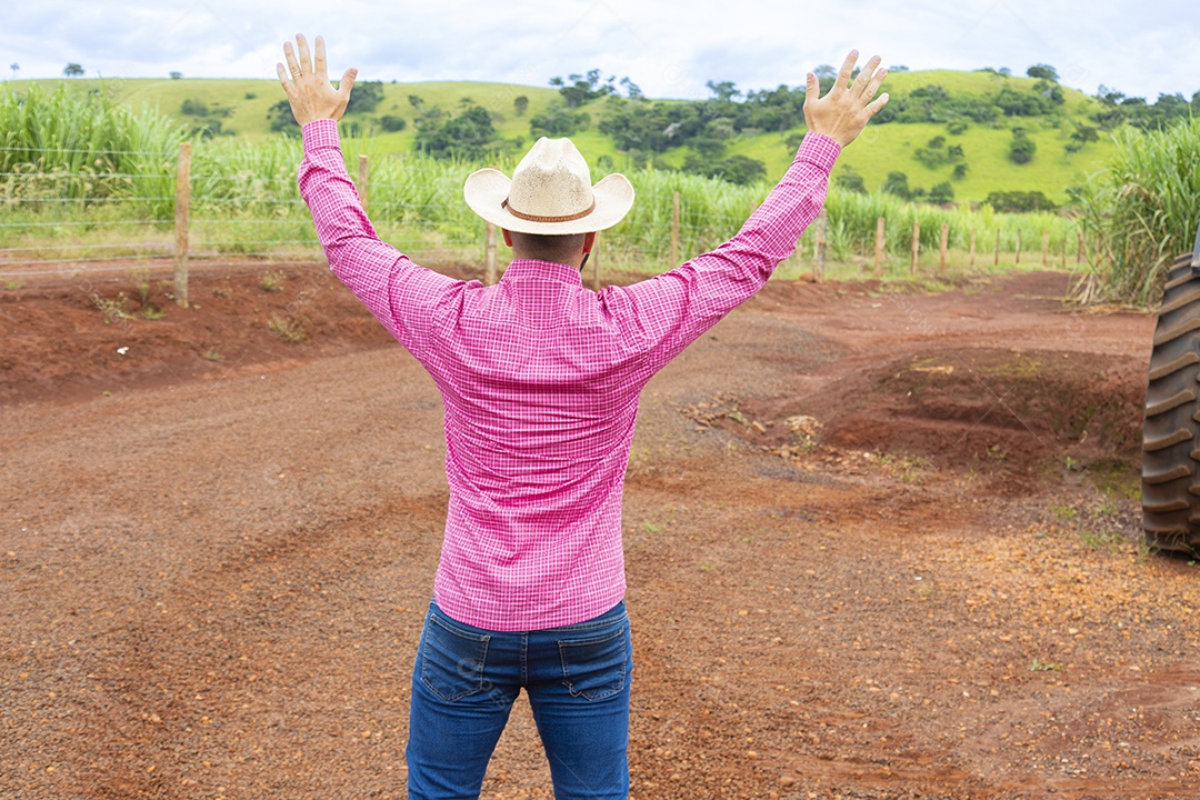 Agricultor sobre fazenda