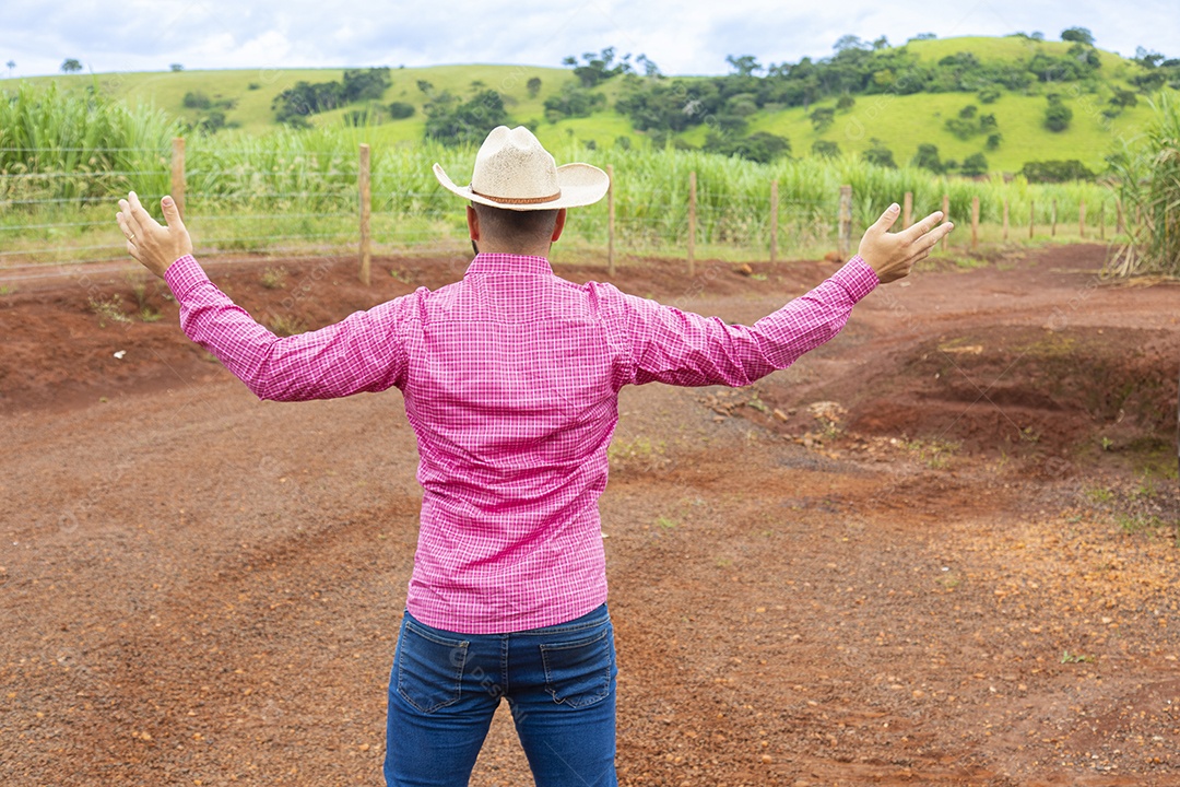Agricultor sobre fazenda