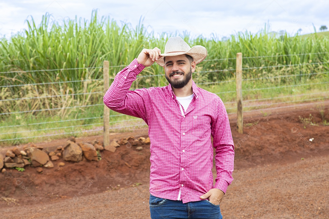 Agricultor sobre fazenda