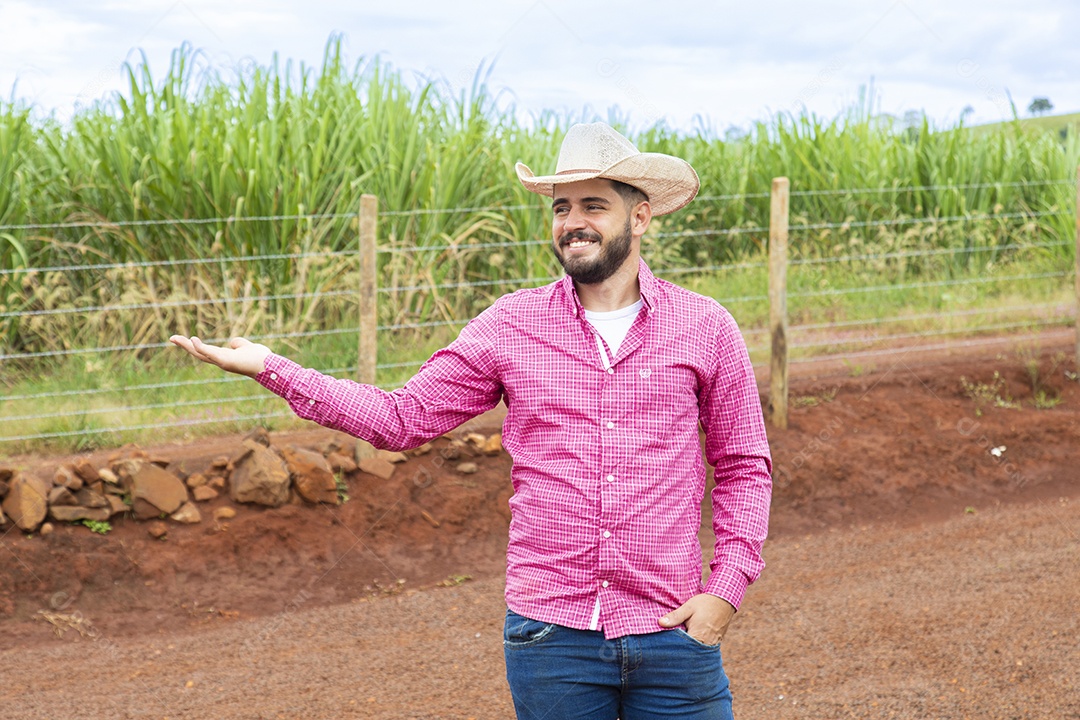 Agricultor sobre fazenda