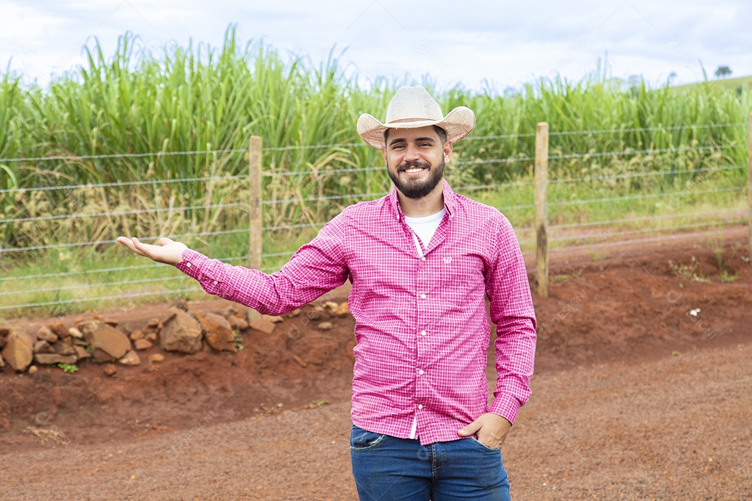 Agricultor sobre fazenda