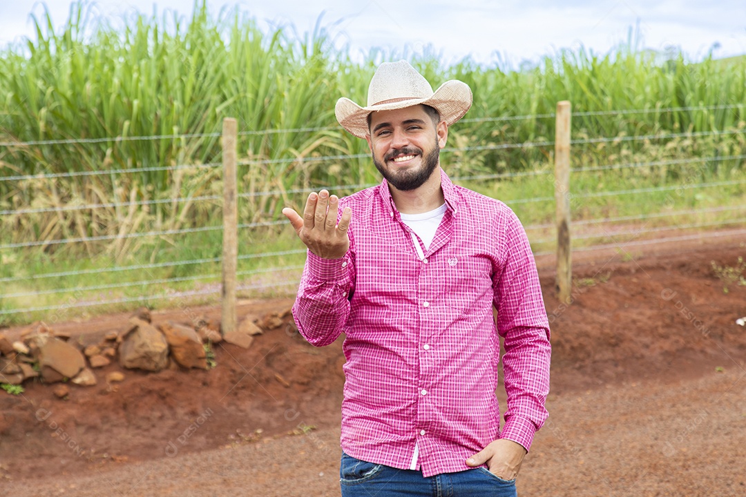 Agricultor sobre fazenda