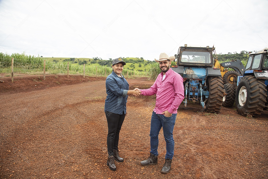 Agricultores sobre fazenda