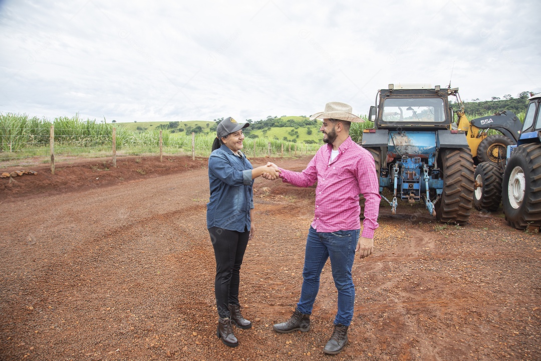Agricultores sobre fazenda