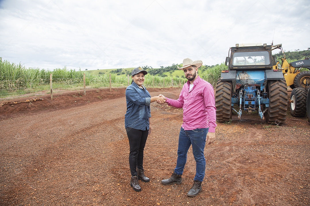 Agricultores sobre fazenda