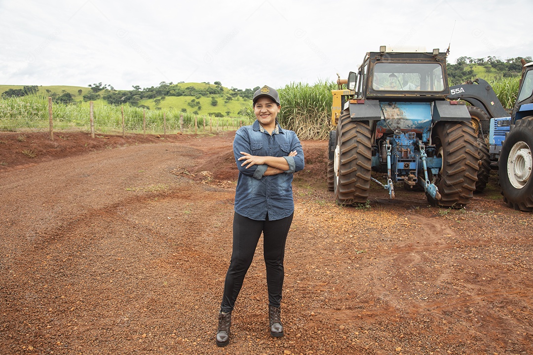 Agricultora sobre fazenda