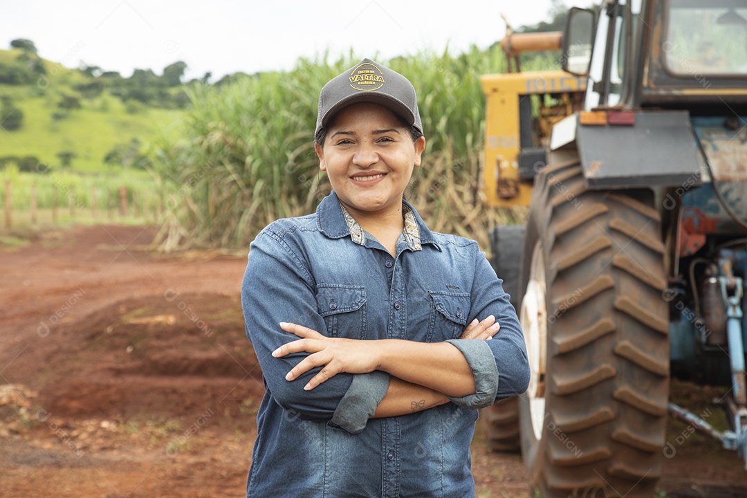 Agricultora sobre fazenda