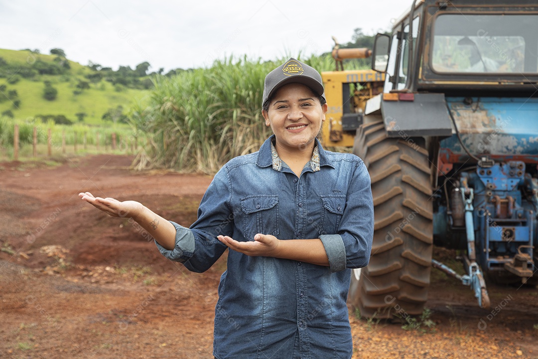Agricultora sobre fazenda