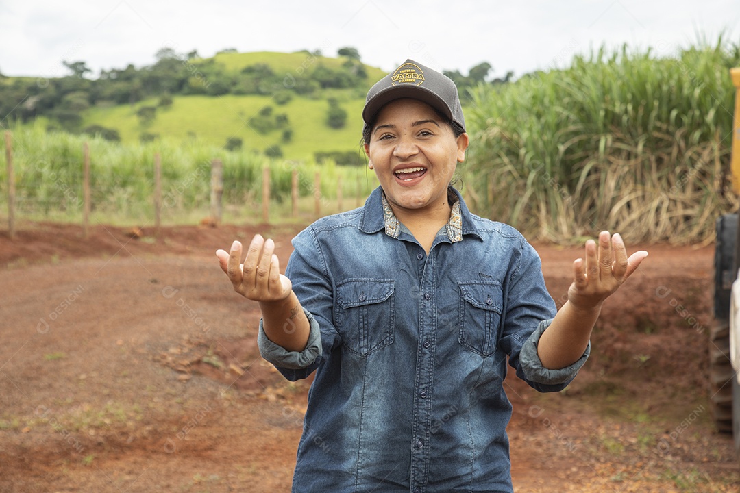 Agricultora sobre fazenda