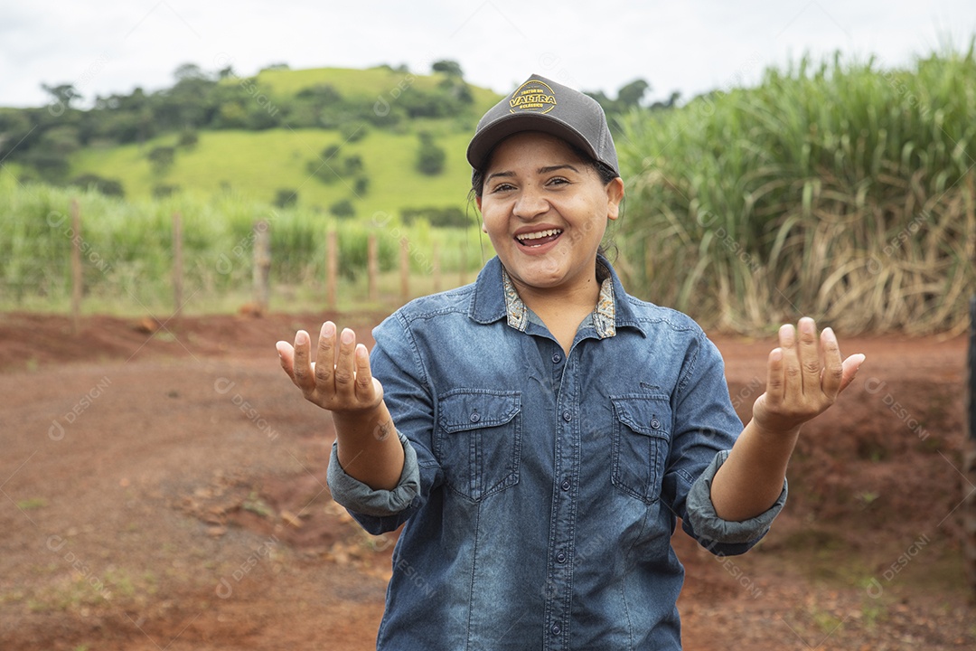 Agricultora sobre fazenda