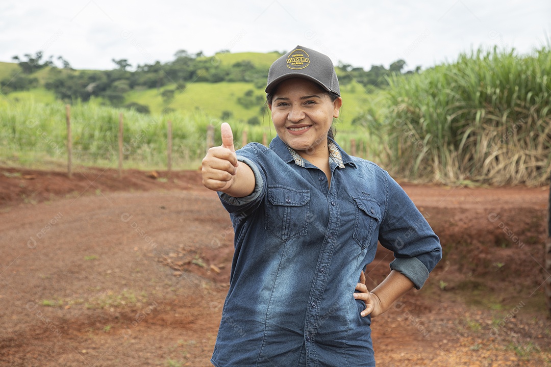 Agricultora sobre fazenda