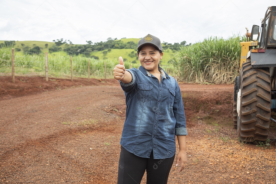 Agricultora sobre fazenda
