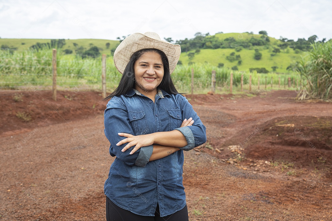 Agricultora sobre fazenda