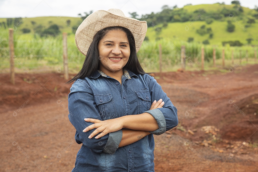 Agricultora sobre fazenda