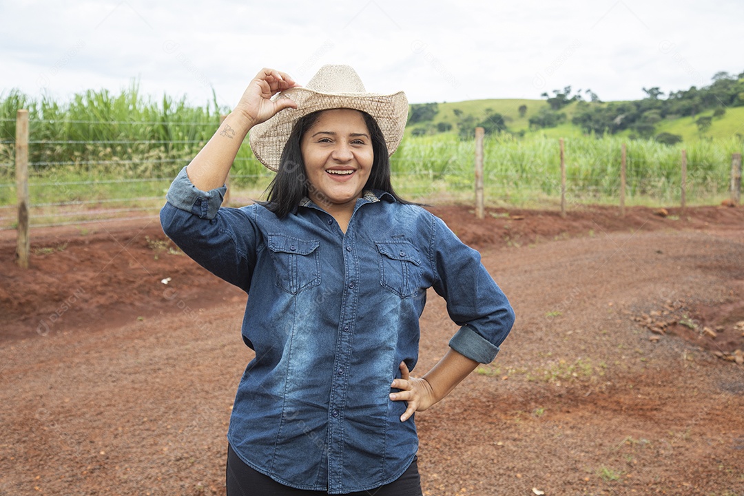 Agricultora sobre fazenda