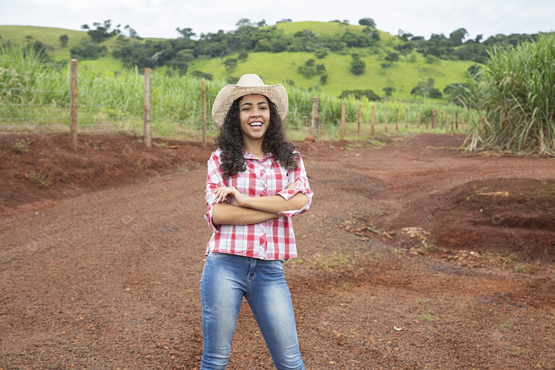 Agricultora sobre fazenda