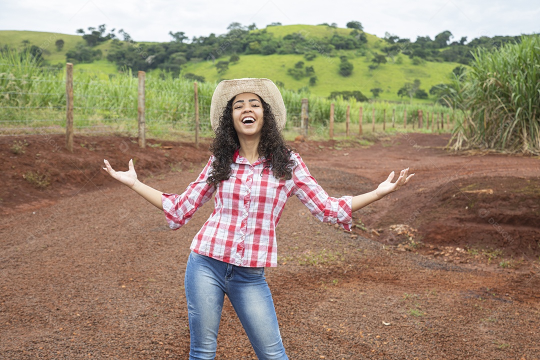 Agricultora sobre fazenda