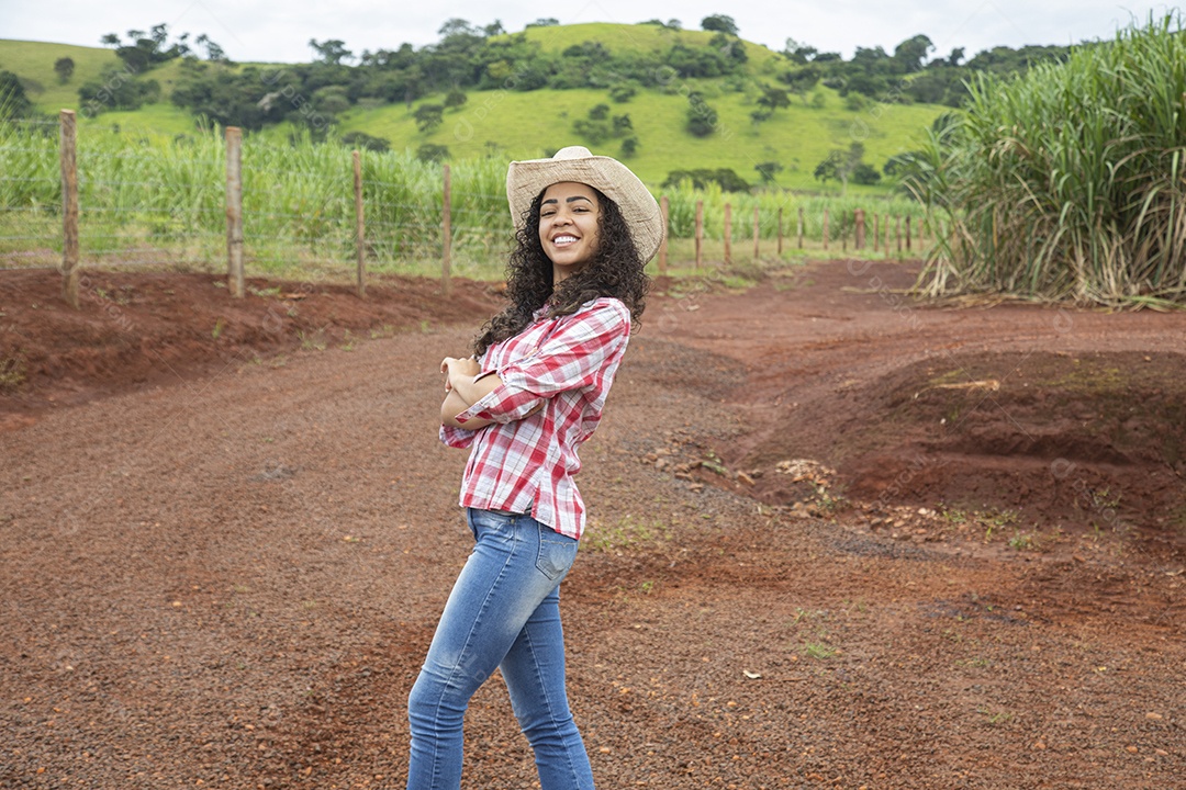 Agricultora sobre fazenda