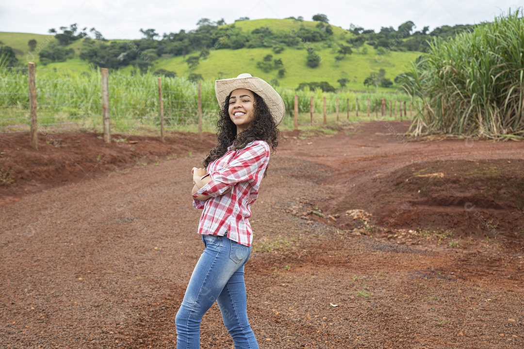 Agricultora sobre fazenda