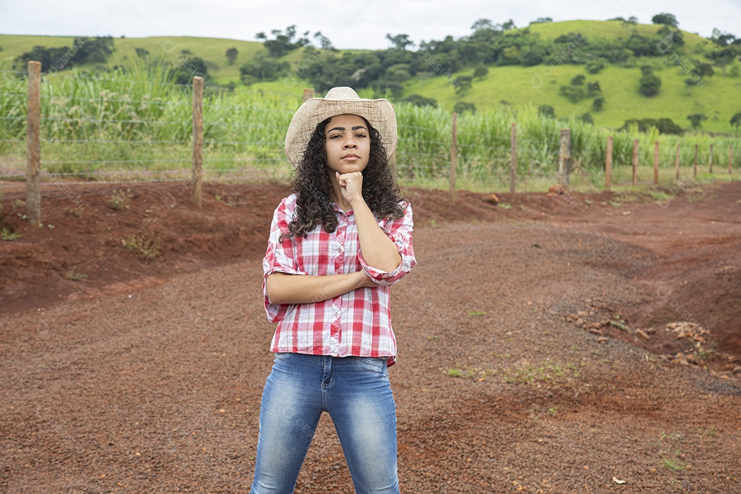 Agricultora sobre fazenda