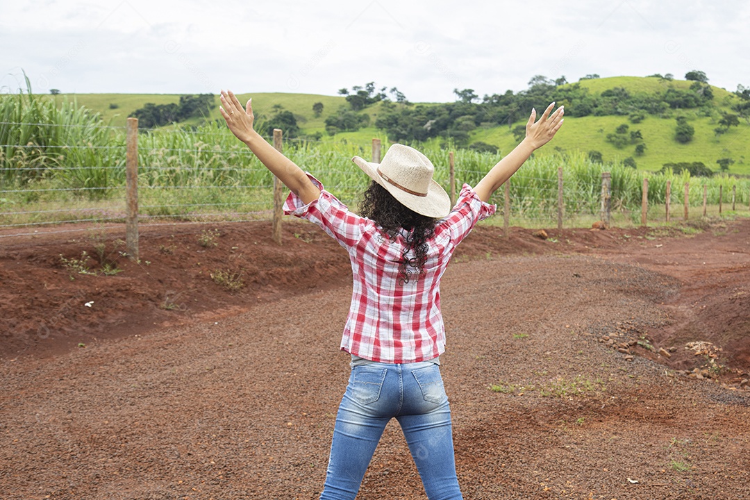 Agricultora sobre fazenda