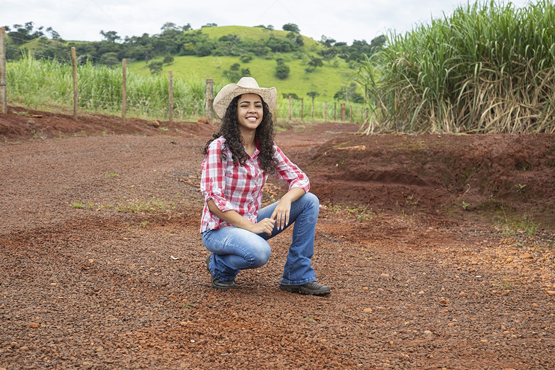 Agricultora sobre fazenda