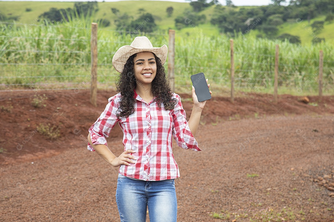 Agricultora sobre fazenda