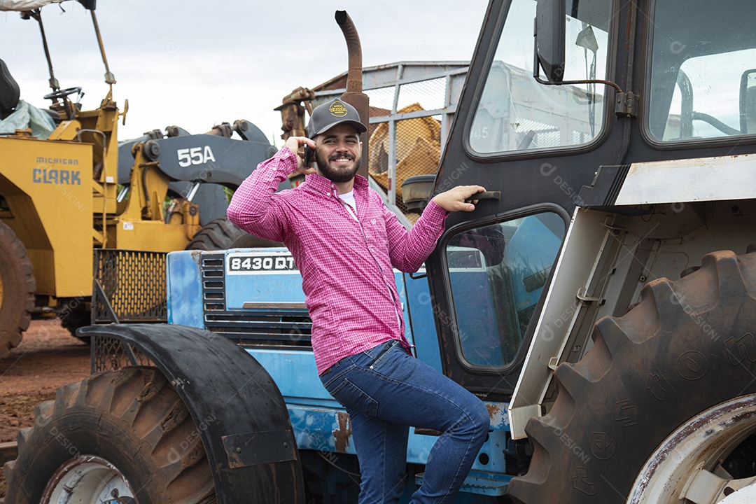 Agricultor sobre seu trator em uma fazenda