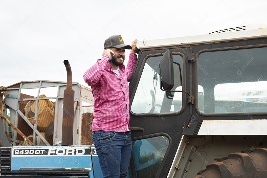 Agricultor sobre seu trator em uma fazenda