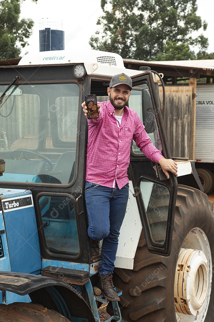 Agricultor sobre seu trator em uma fazenda