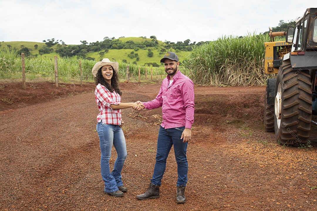Agricultores jovens agricultor sobre fazenda