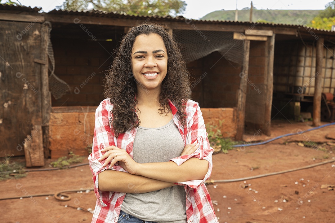 Mulher jovem agricultora sobre fazenda