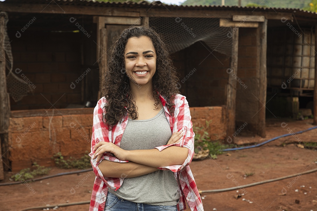 Mulher jovem agricultora sobre fazenda