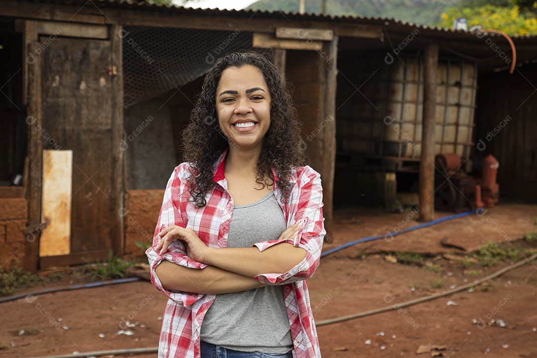 Mulher jovem agricultora sobre fazenda