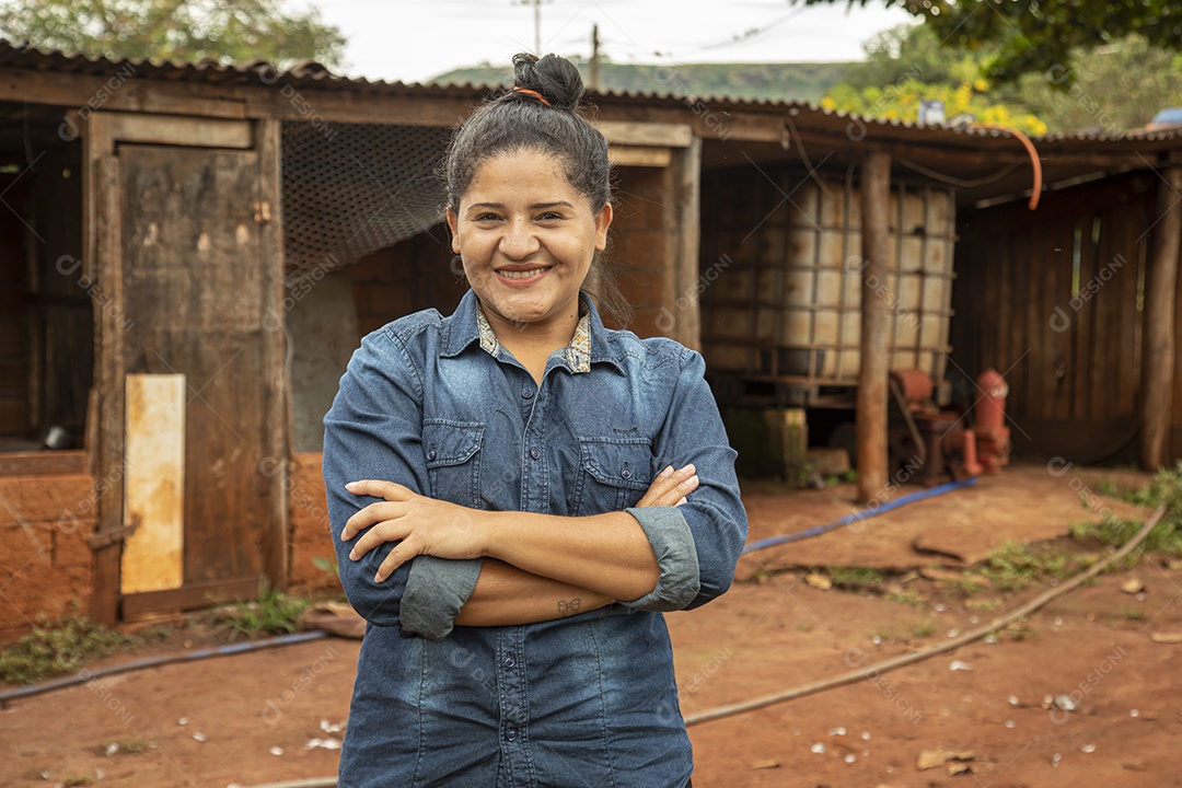 Mulher jovem agricultora sobre fazenda