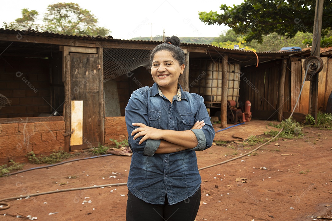 Mulher jovem agricultora sobre fazenda