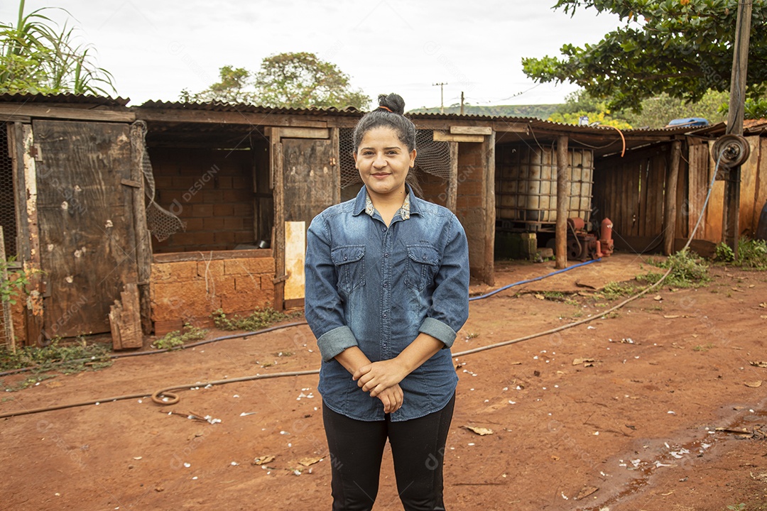 Mulher jovem agricultora sobre fazenda